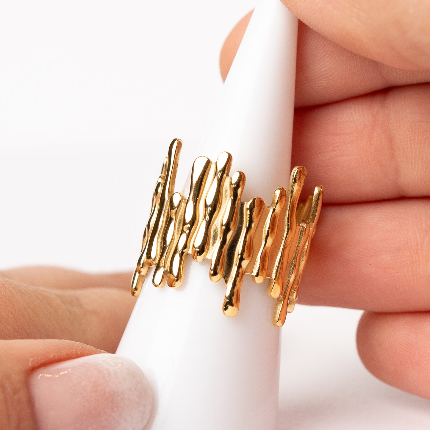 Anillo ajustable diseño minimalista palitos bañado en oro