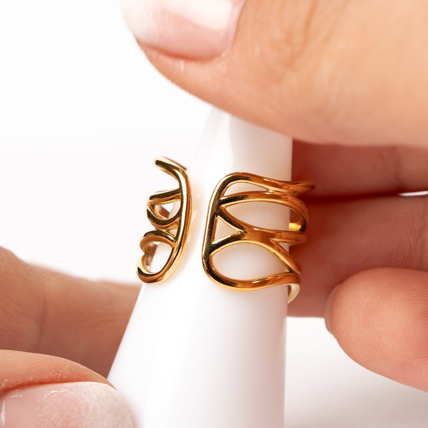 Anillo ajustable minimalista lineas bañado en oro