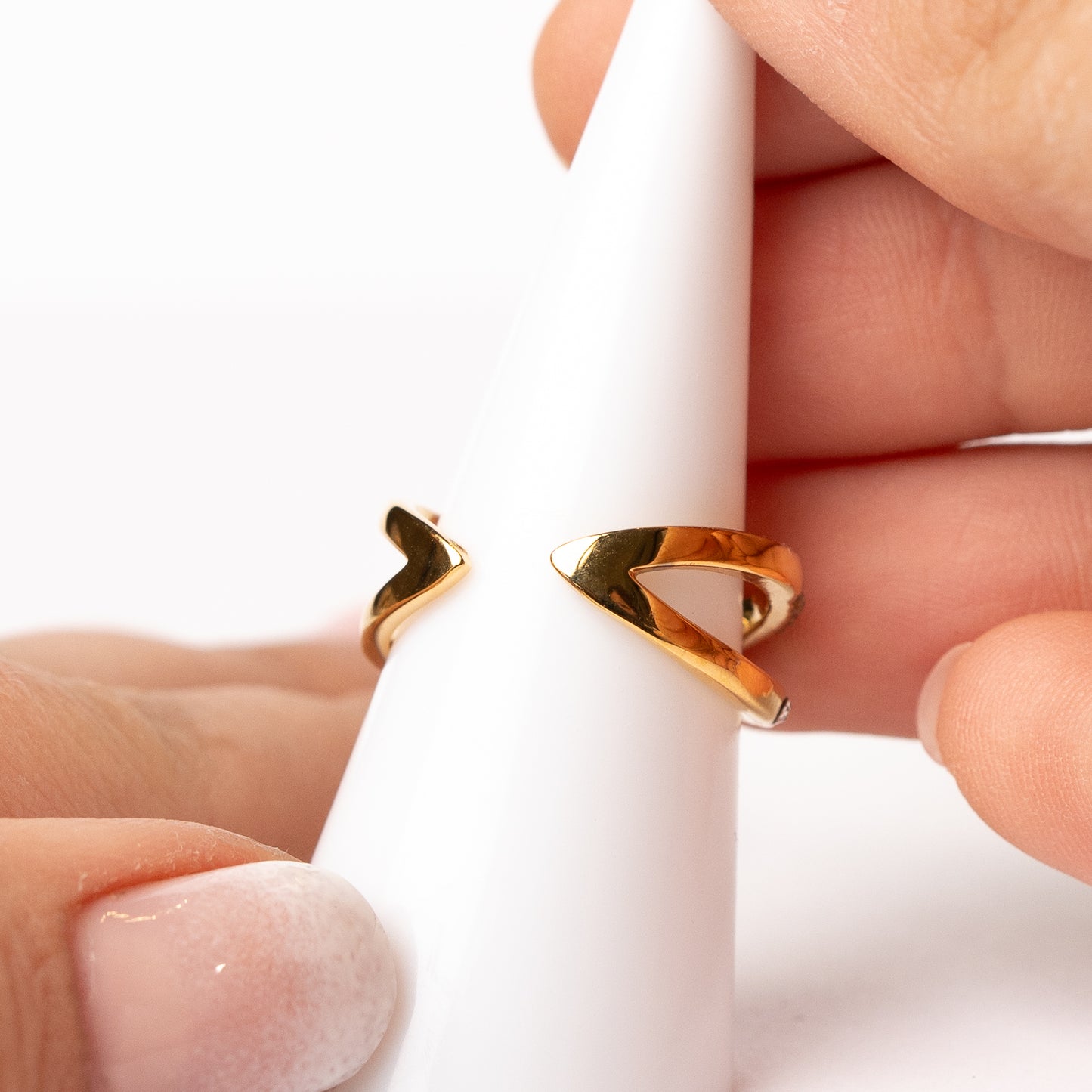 Anillo ajustable diseño cruzado circones bañado en oro