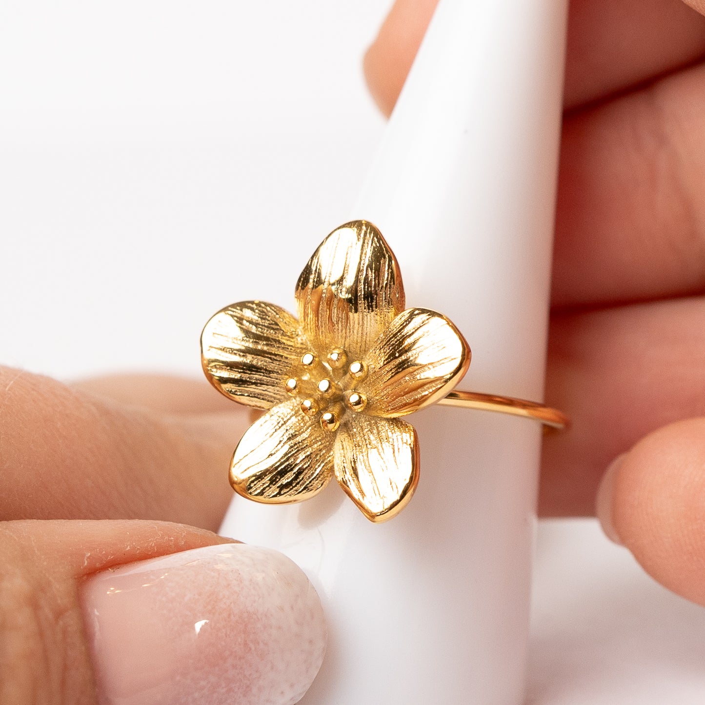 Anillo ajustable flor bañado en oro