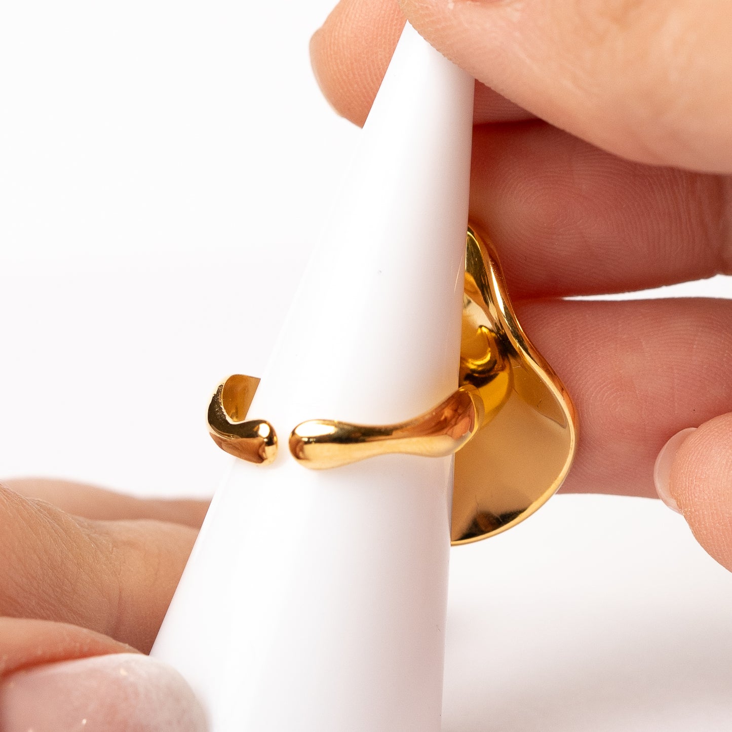 Anillo ajustable diseño irregular bañado en oro