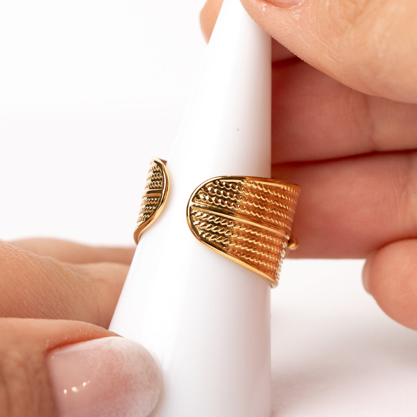 Anillo ajustable piedra diseño con ondas bañado en oro