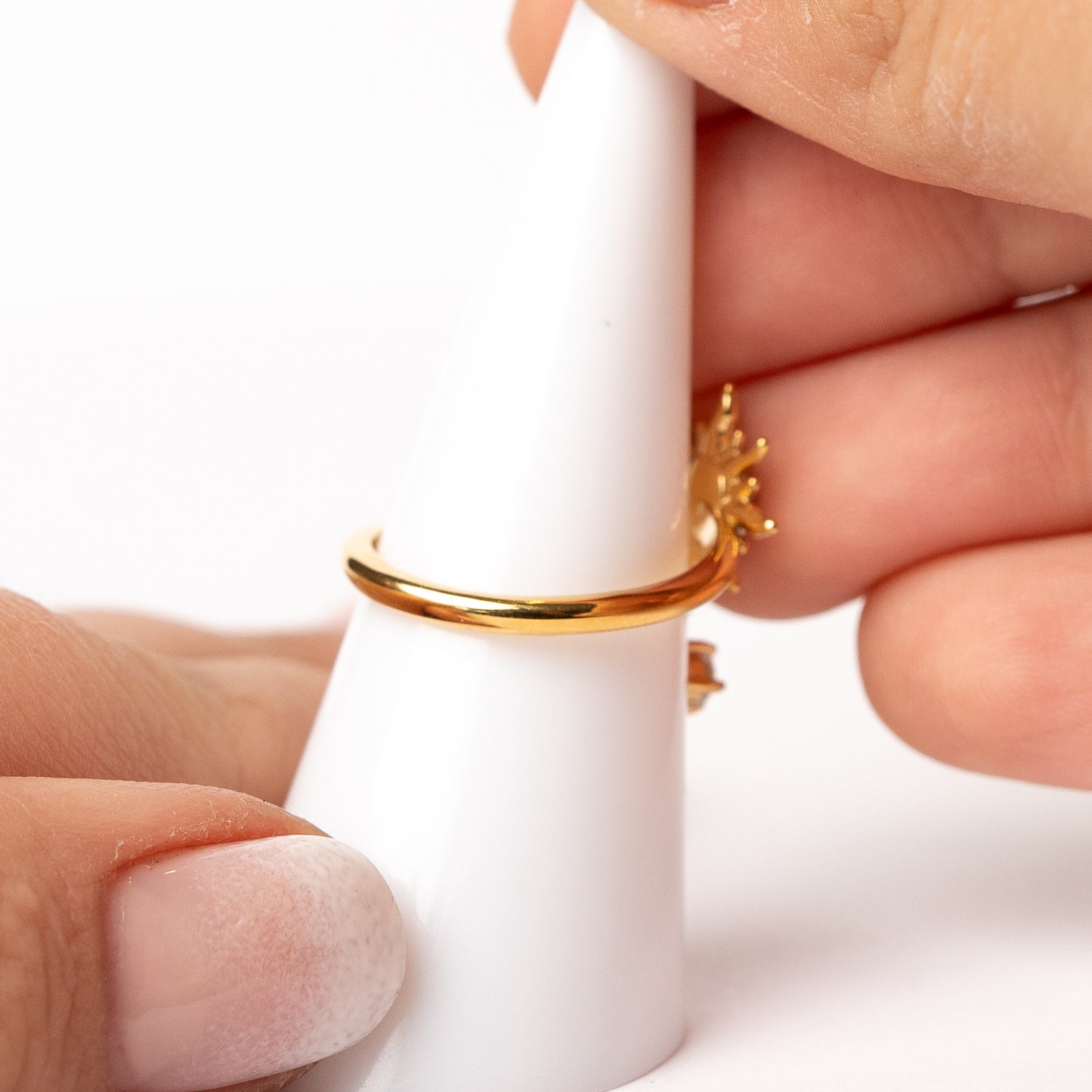 Anillo ajustable diseño sol de circones bañado en oro