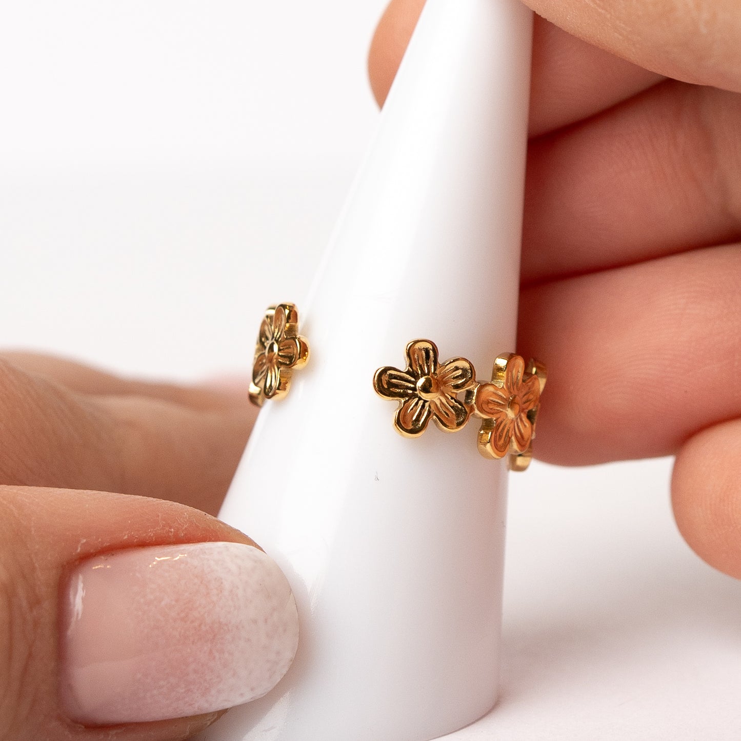 Anillo ajustable flores bañado en oro