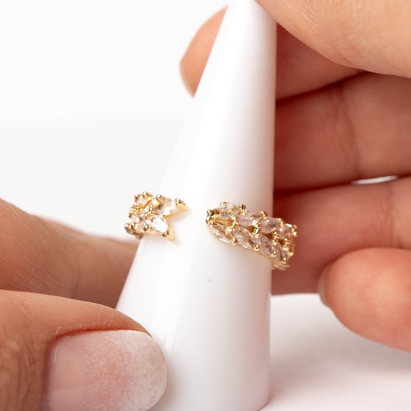 Anillo ajustable hojas de circones bañado en oro