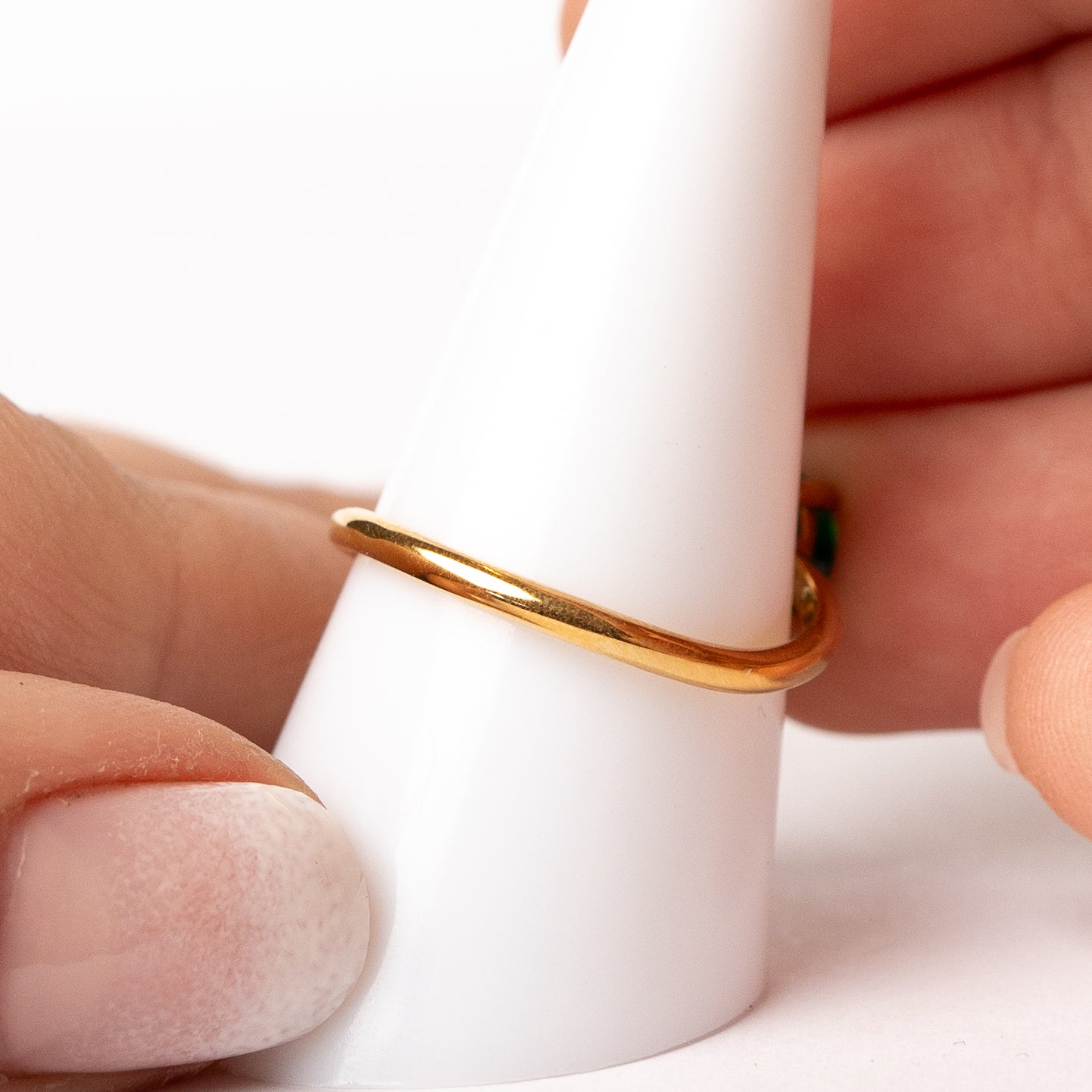 Anillo ajustable circones verdes bañado en oro