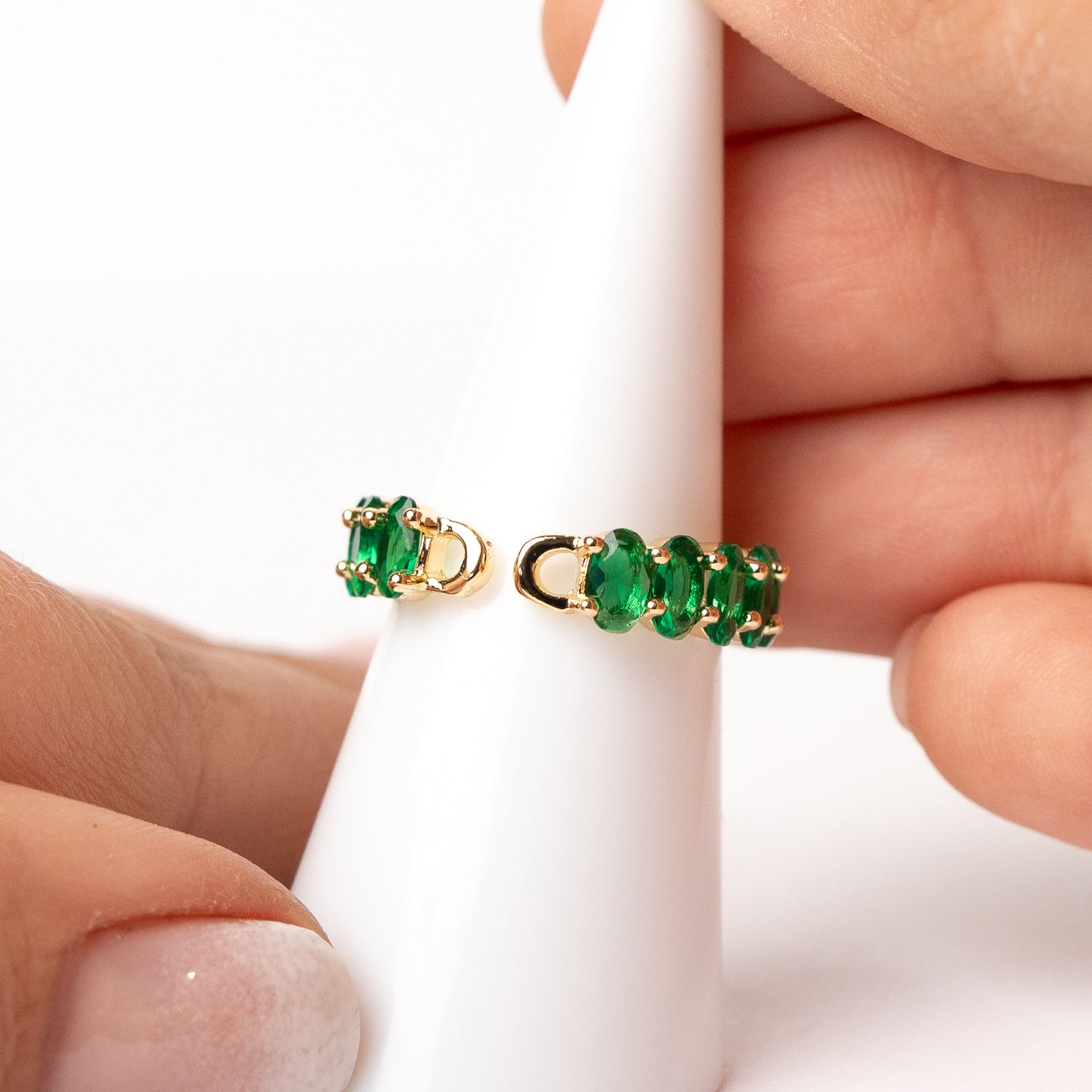 Anillo ajustable circones verdes bañado en oro