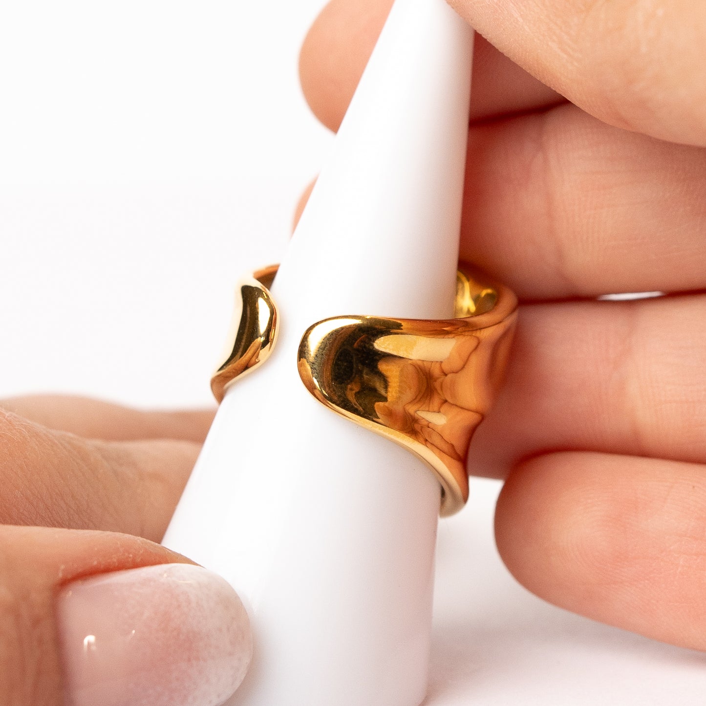 Anillo ajustable diseño minimalista bañado en oro