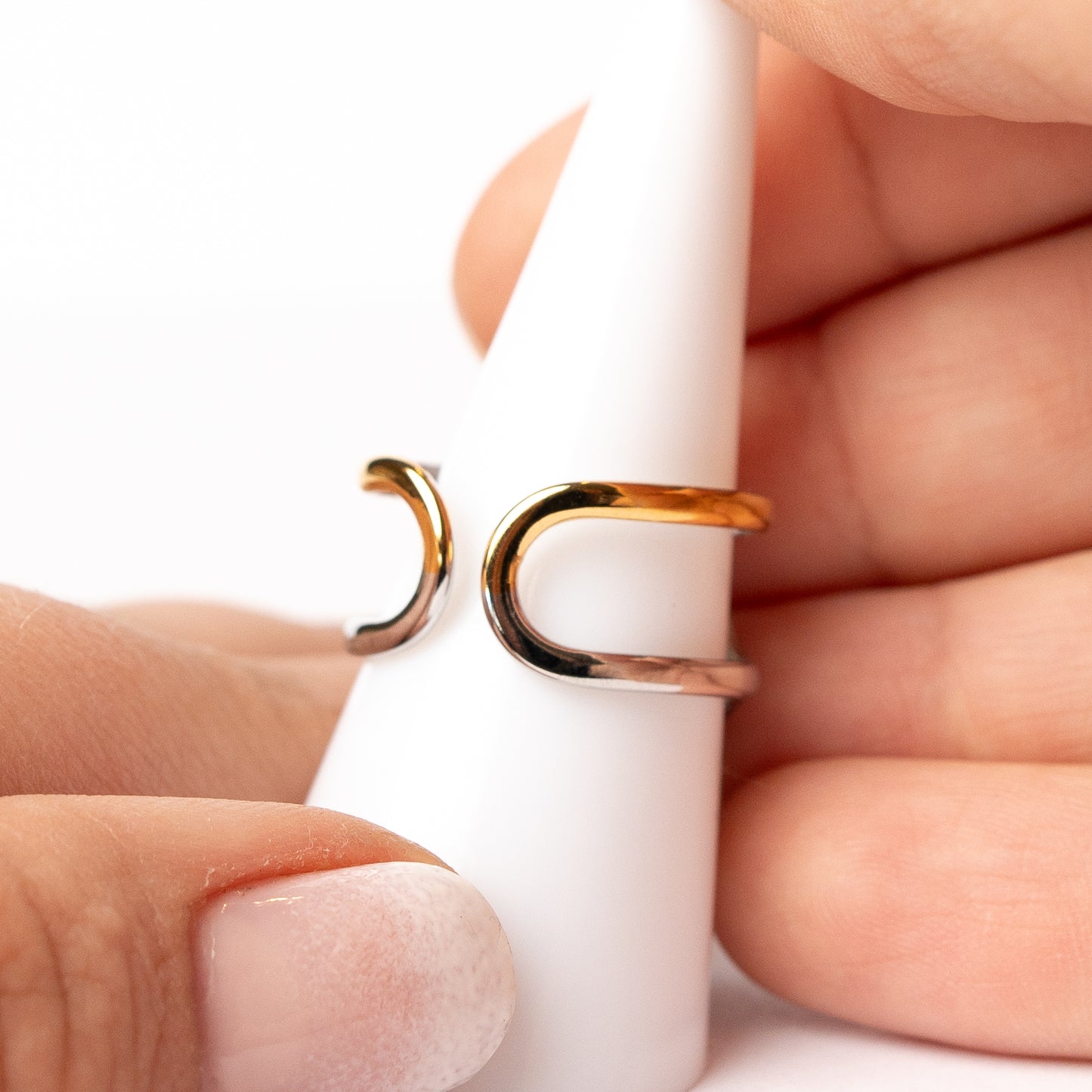 Anillo ajustable cometas diseño bicolor bañado en oro