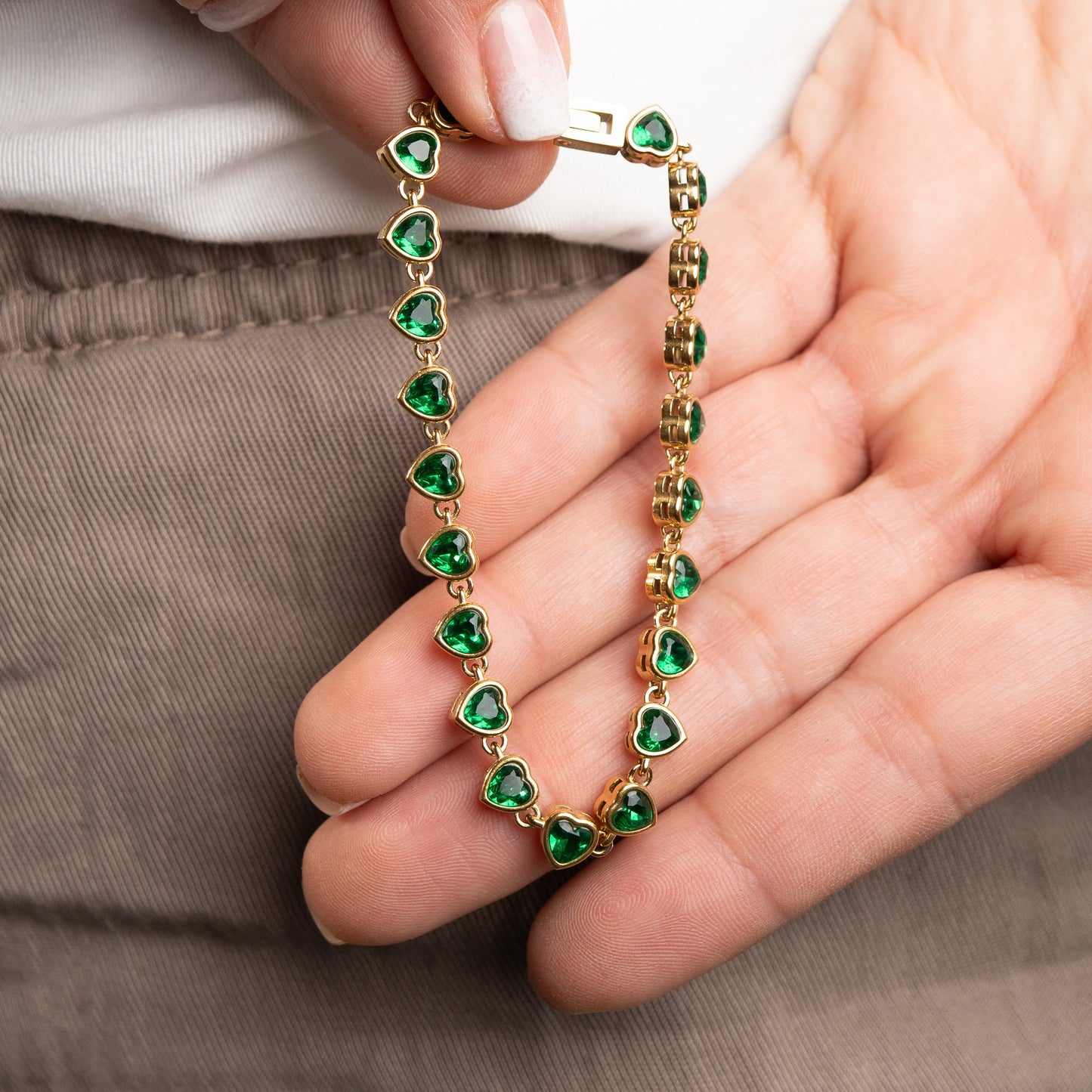 Pulsera diseño circones corazones verdes bañada en oro