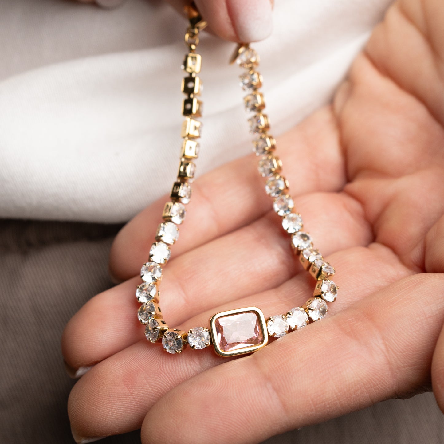 Pulsera circones y circón rosa bañado en oro