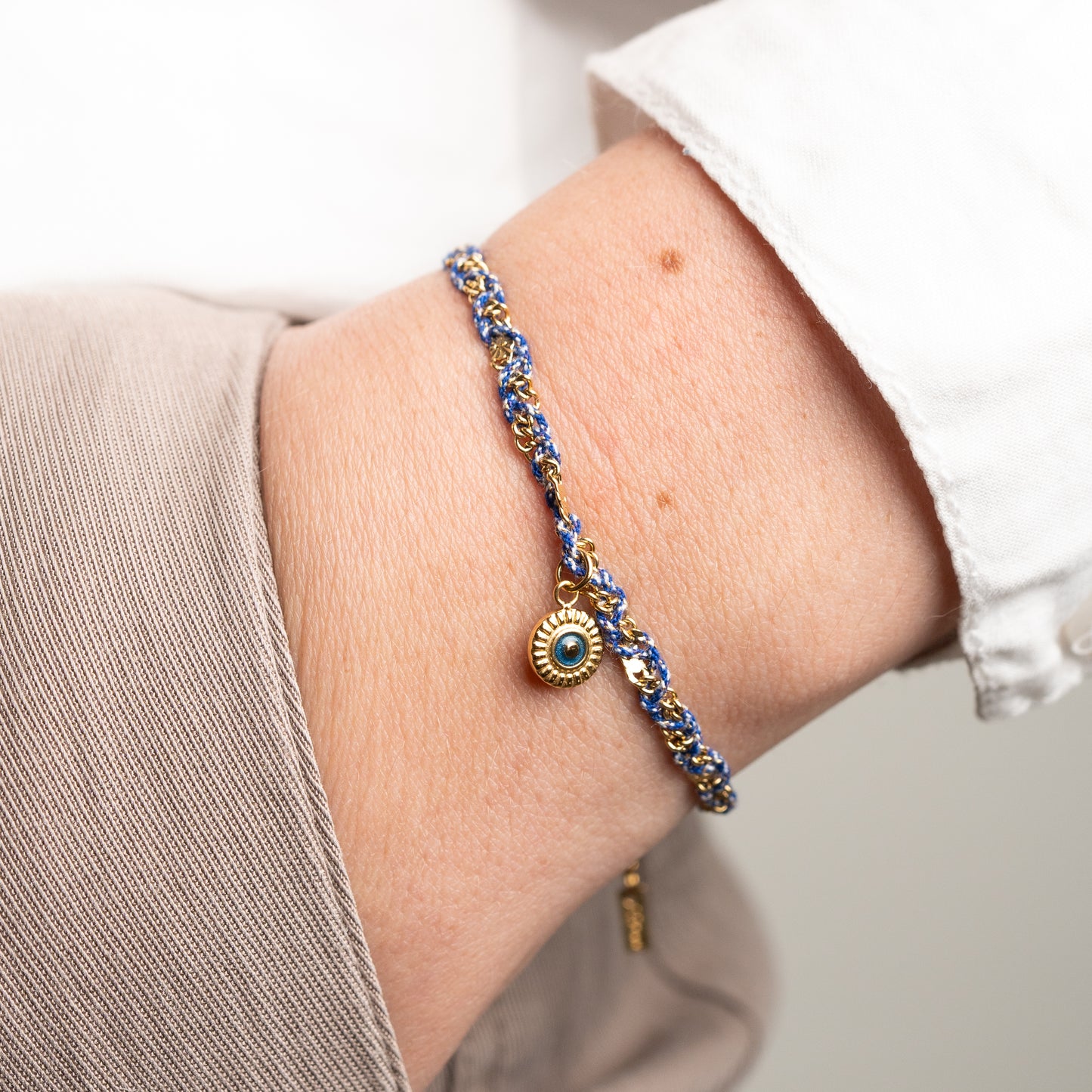 Pulsera de hilo azul bañado en oro