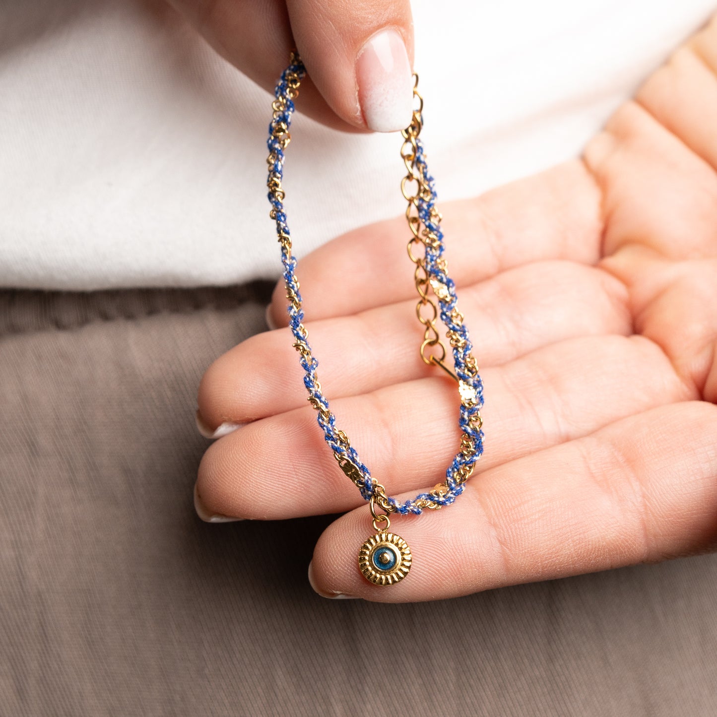 Pulsera de hilo azul bañado en oro