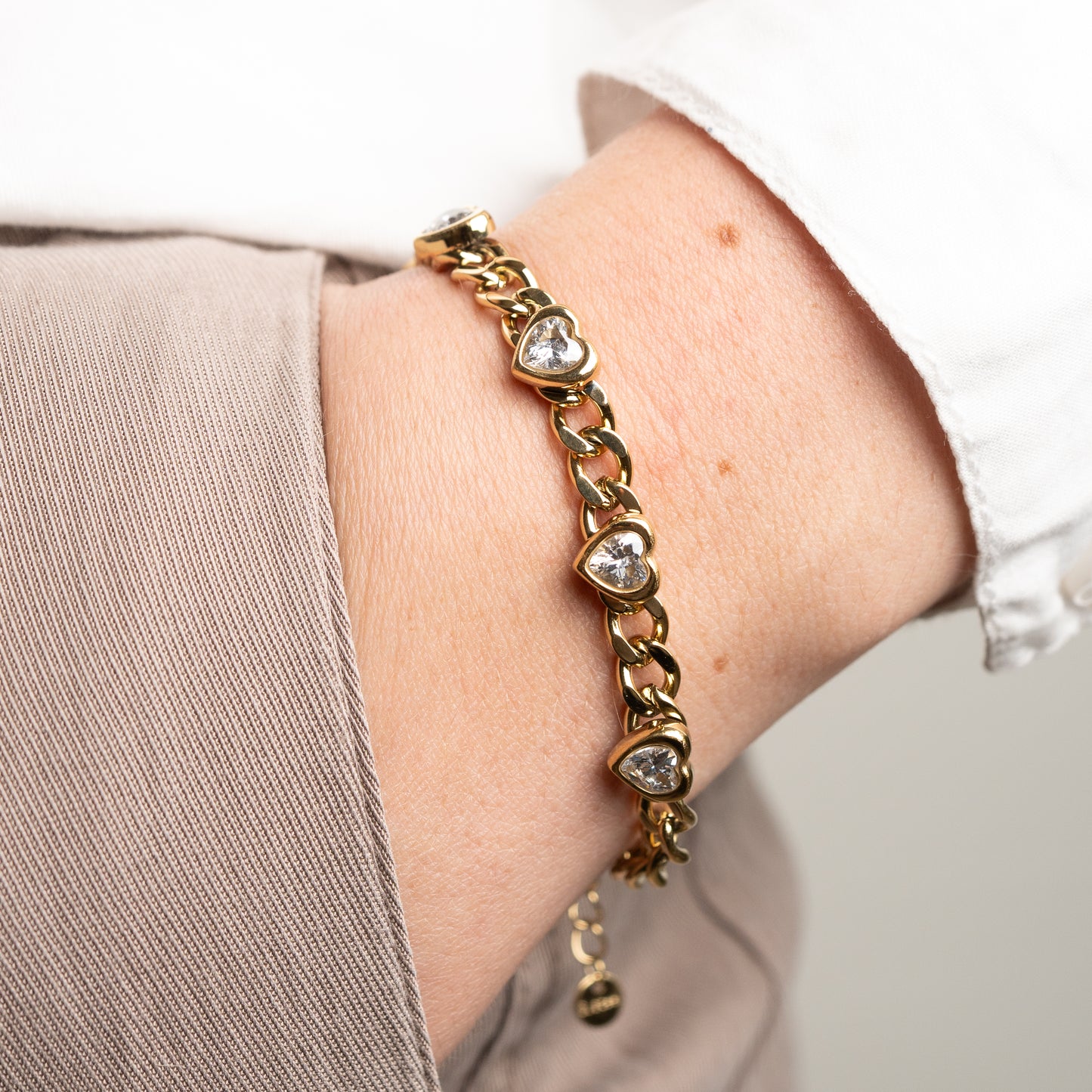 Pulsera eslabones y corazones bañado en oro