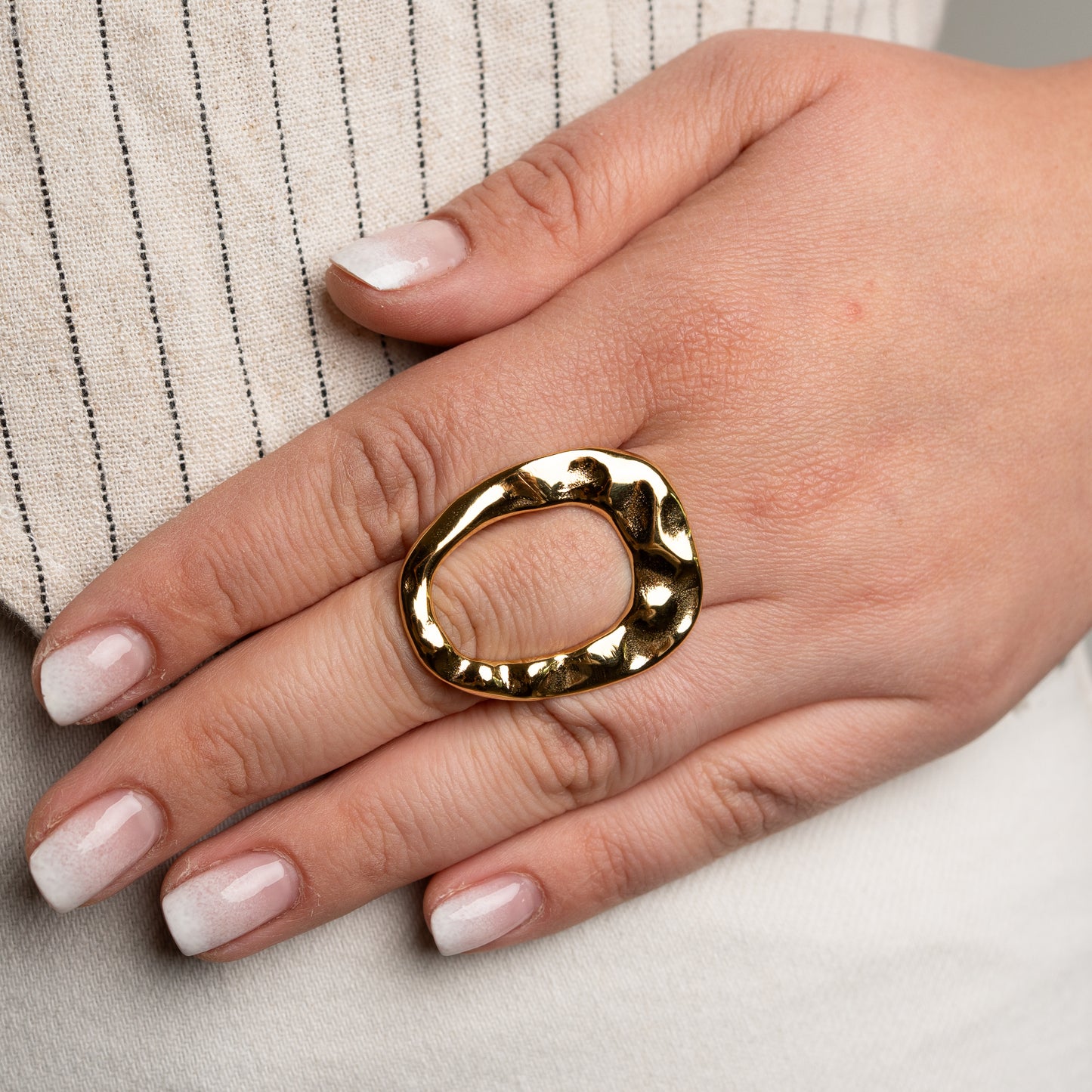 Anillo ajustable minimalista diseño ovalado bañado en oro