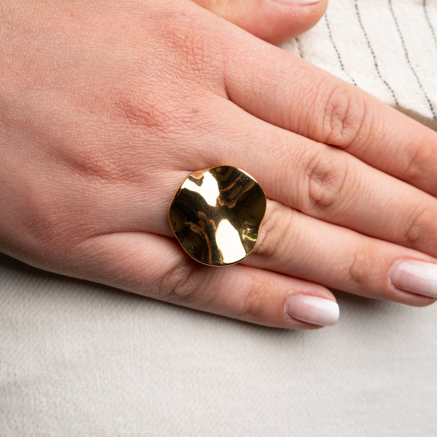 Anillo ajustable diseño irregular bañado en oro