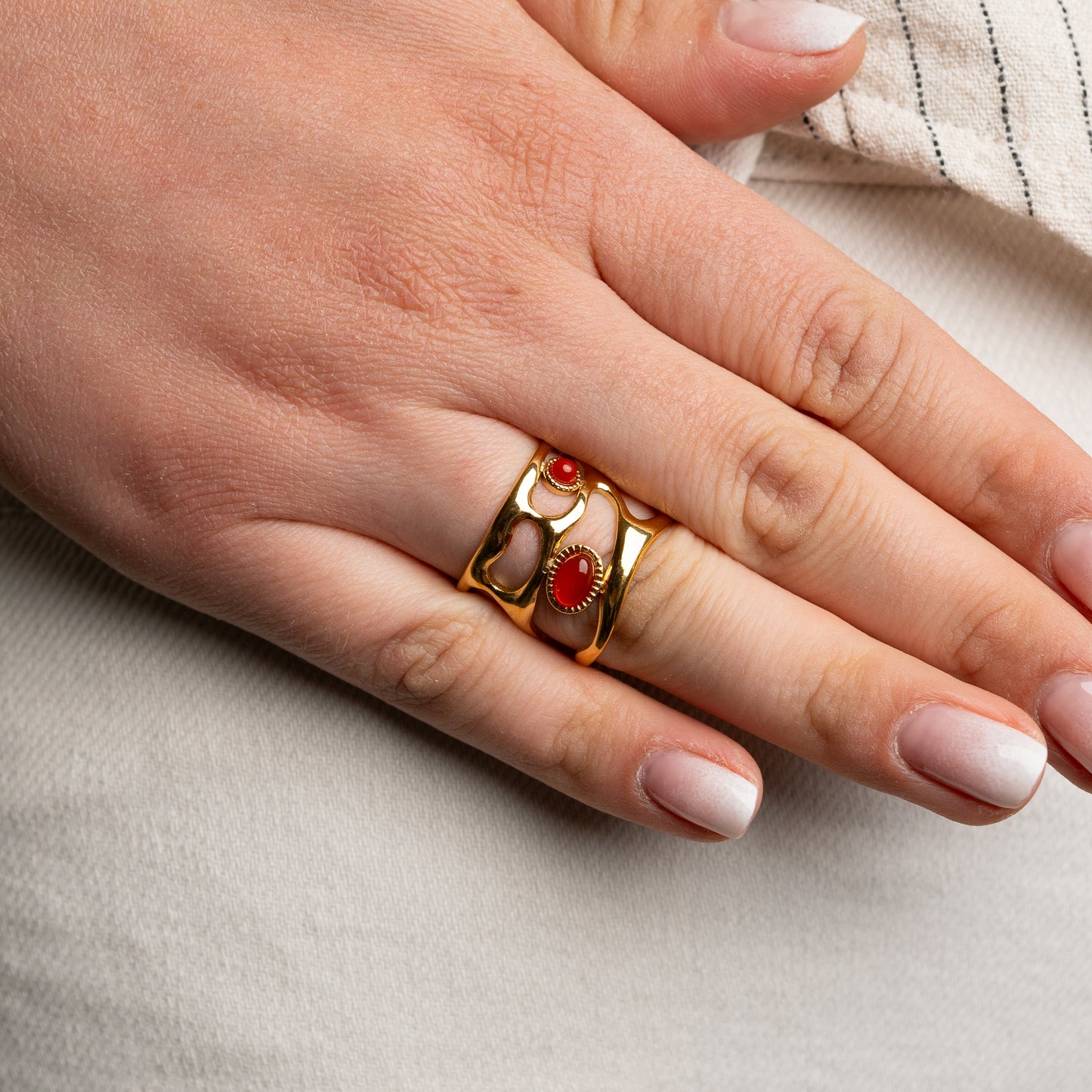 Anillo ajustable diseño rojo bañado en oro