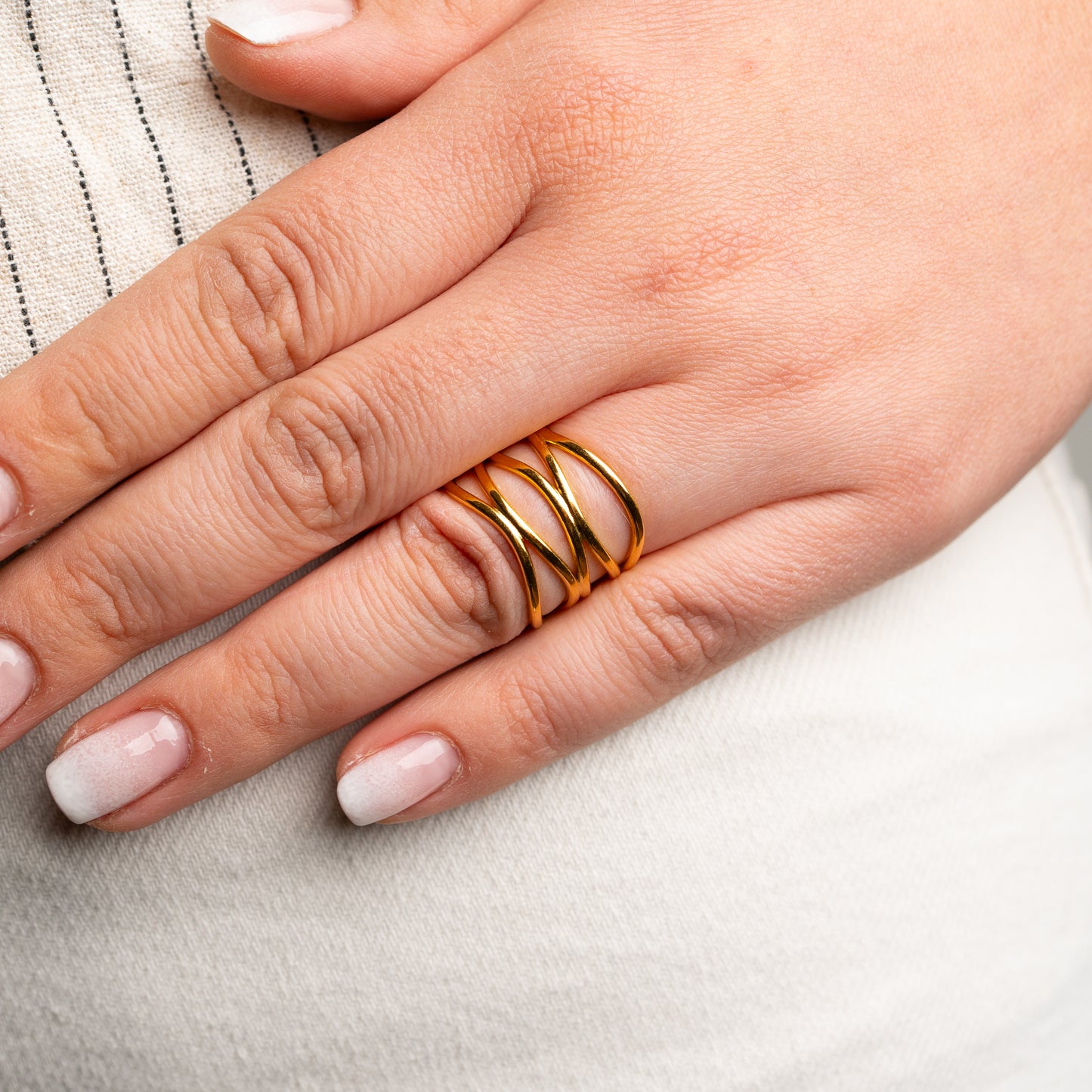 Anillo ajustable minimalista lineas bañado en oro