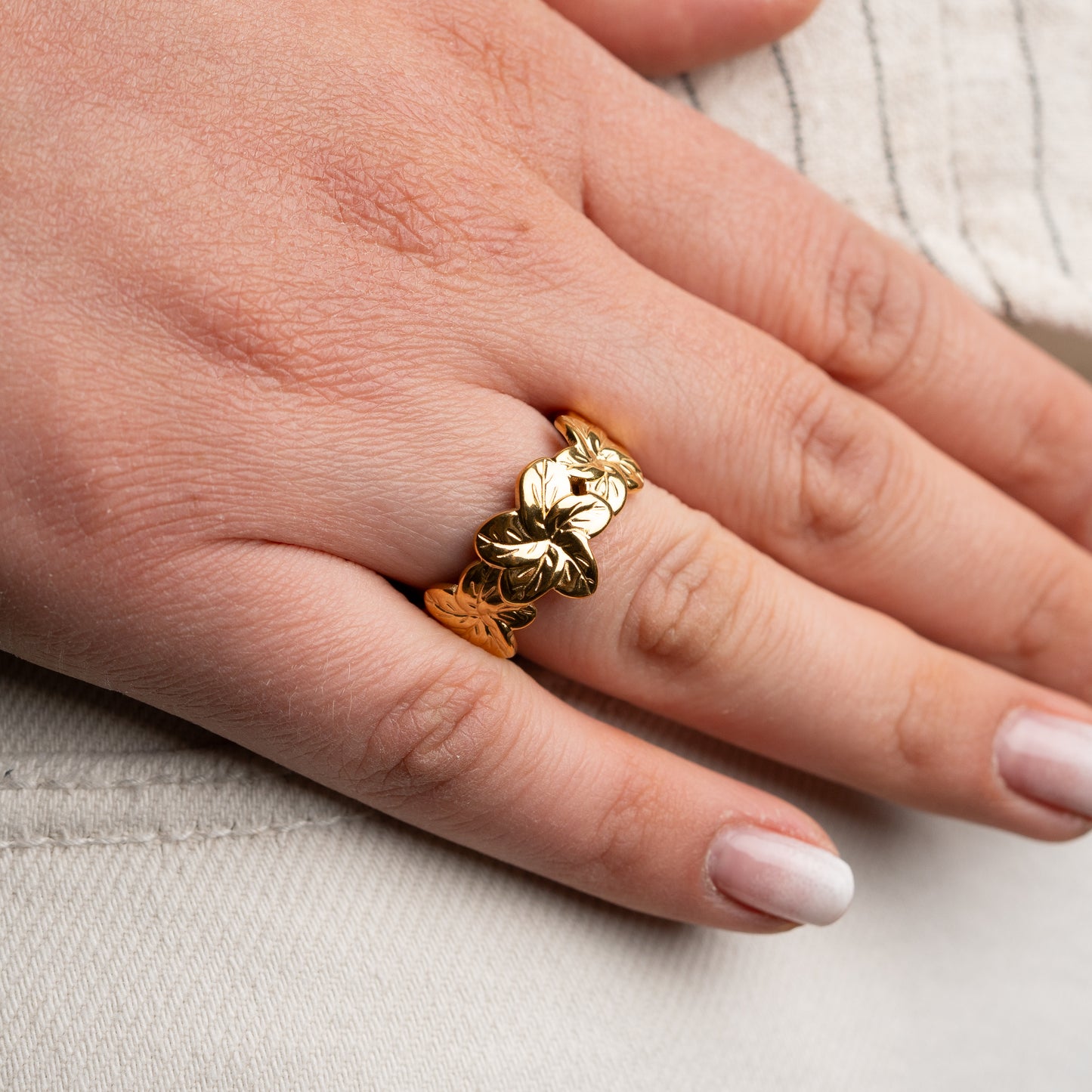 Anillo ajustable diseño flor hawaiana bañado en oro
