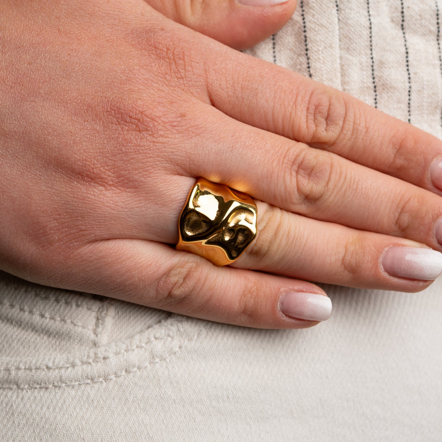 Anillo ajustable diseño minimalista bañado en oro