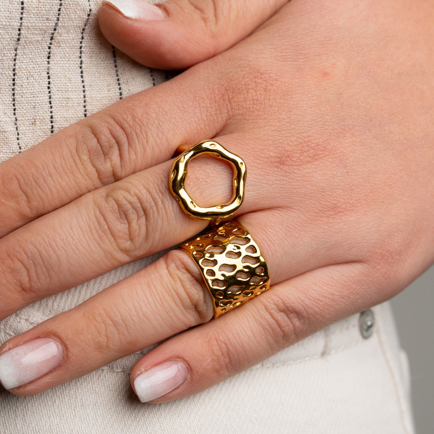 Anillo ajustable diseño calado bañado en oro