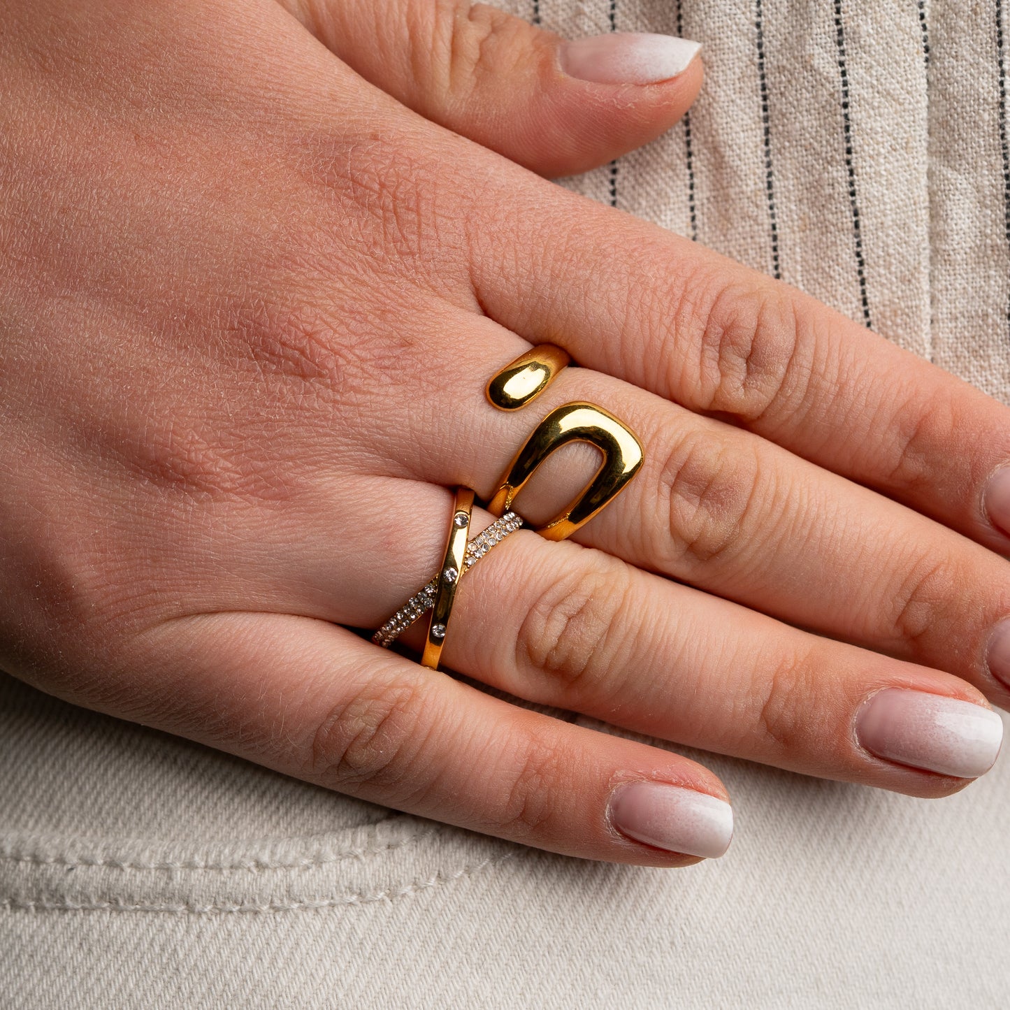 Anillo ajustable diseño cruzado circones bañado en oro