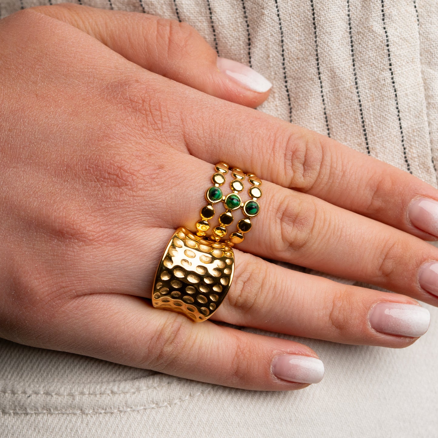 Anillo diseño minimalista martillado bañado en oro