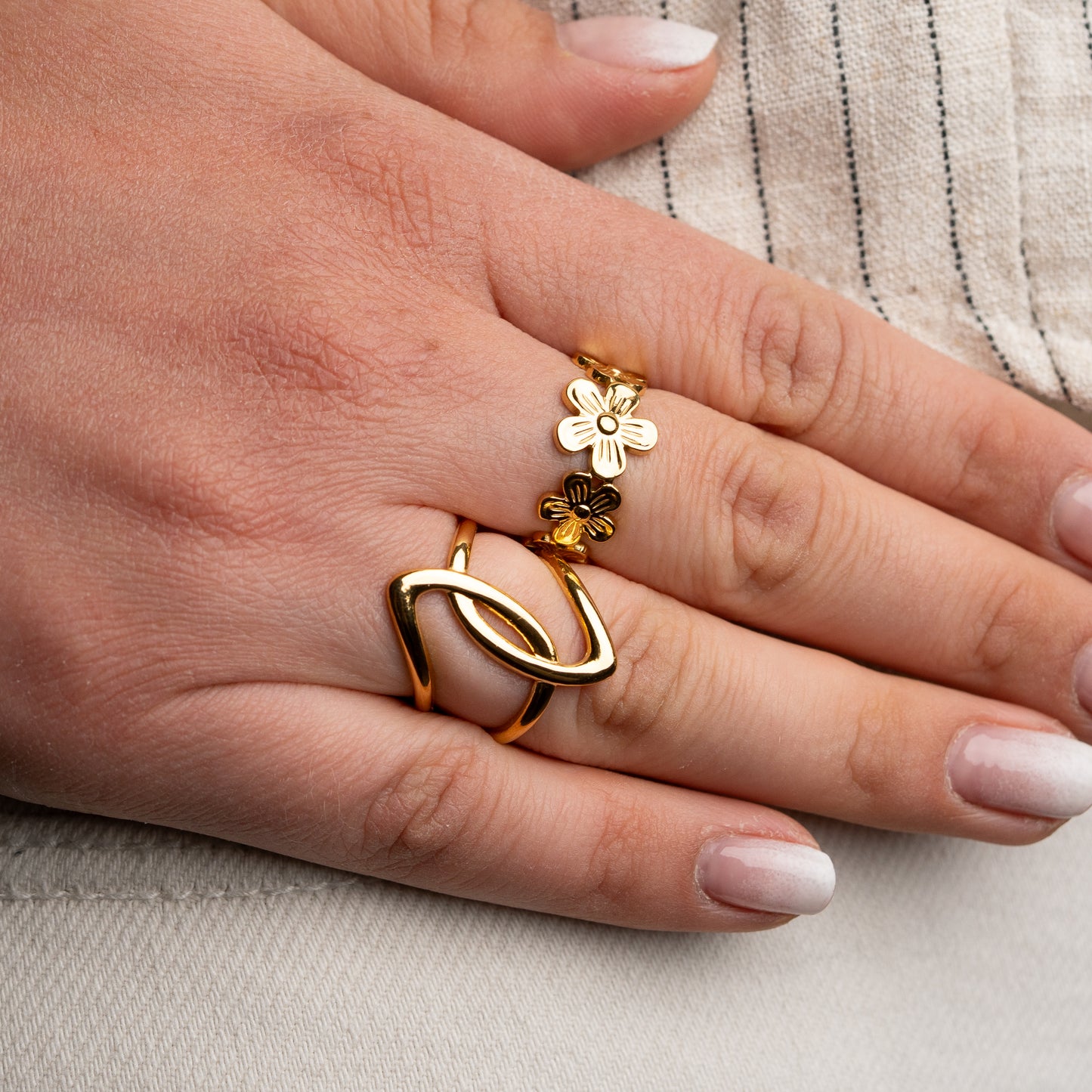Anillo ajustable flores bañado en oro