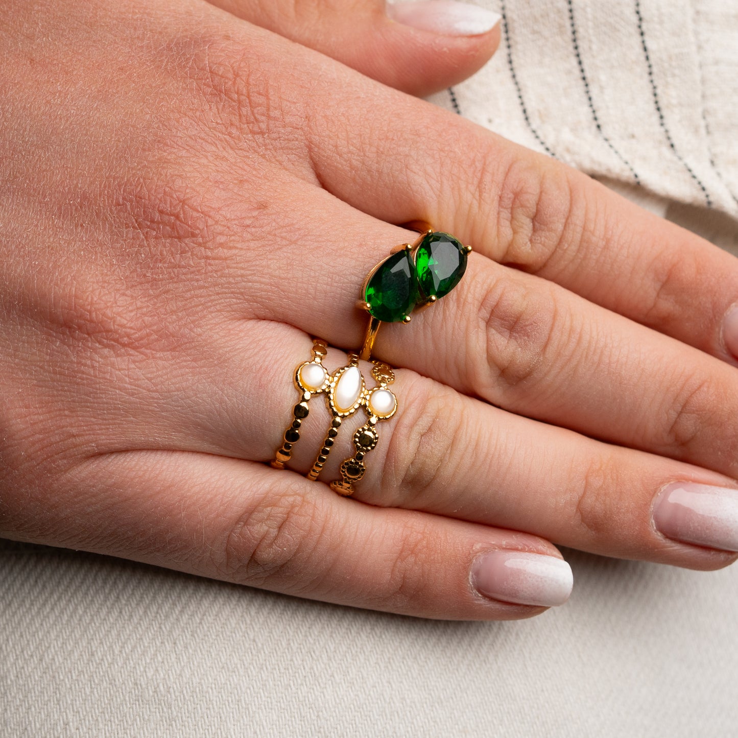 Anillo ajustable circones verdes bañado en oro