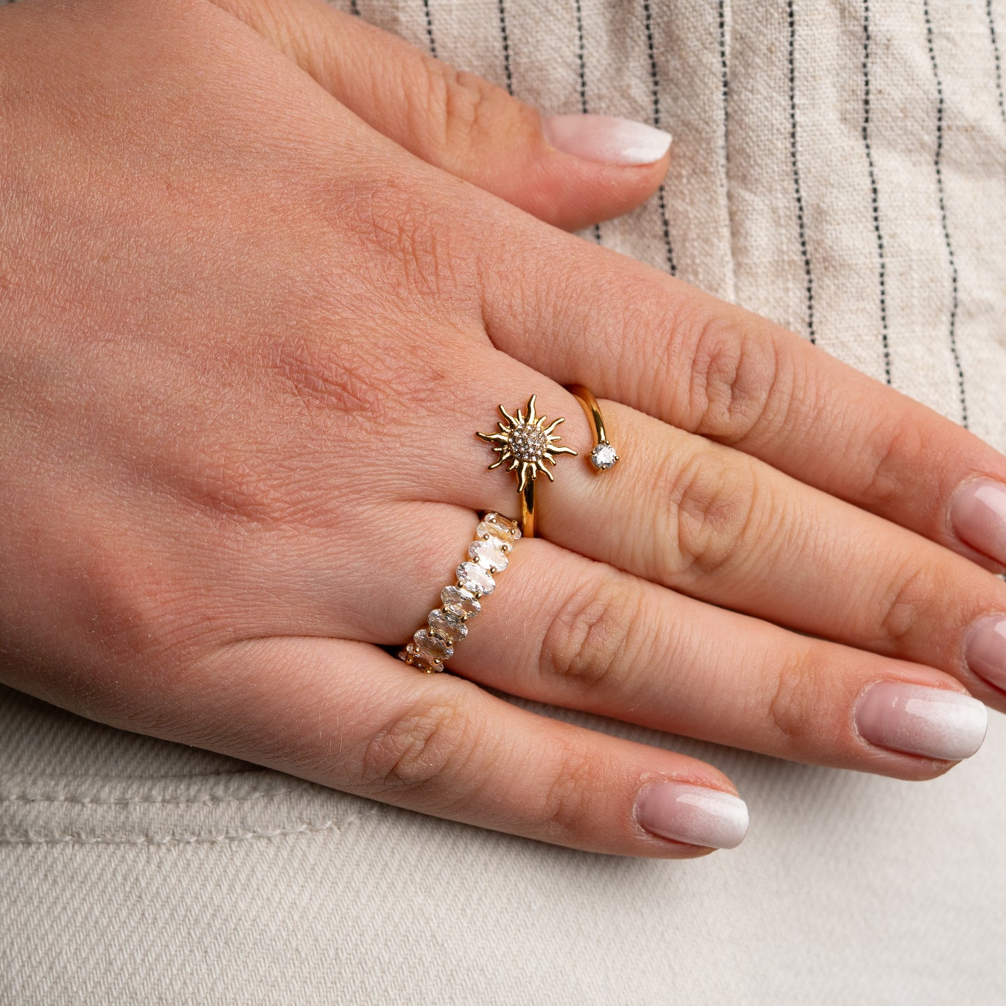 Anillo ajustable diseño sol de circones bañado en oro