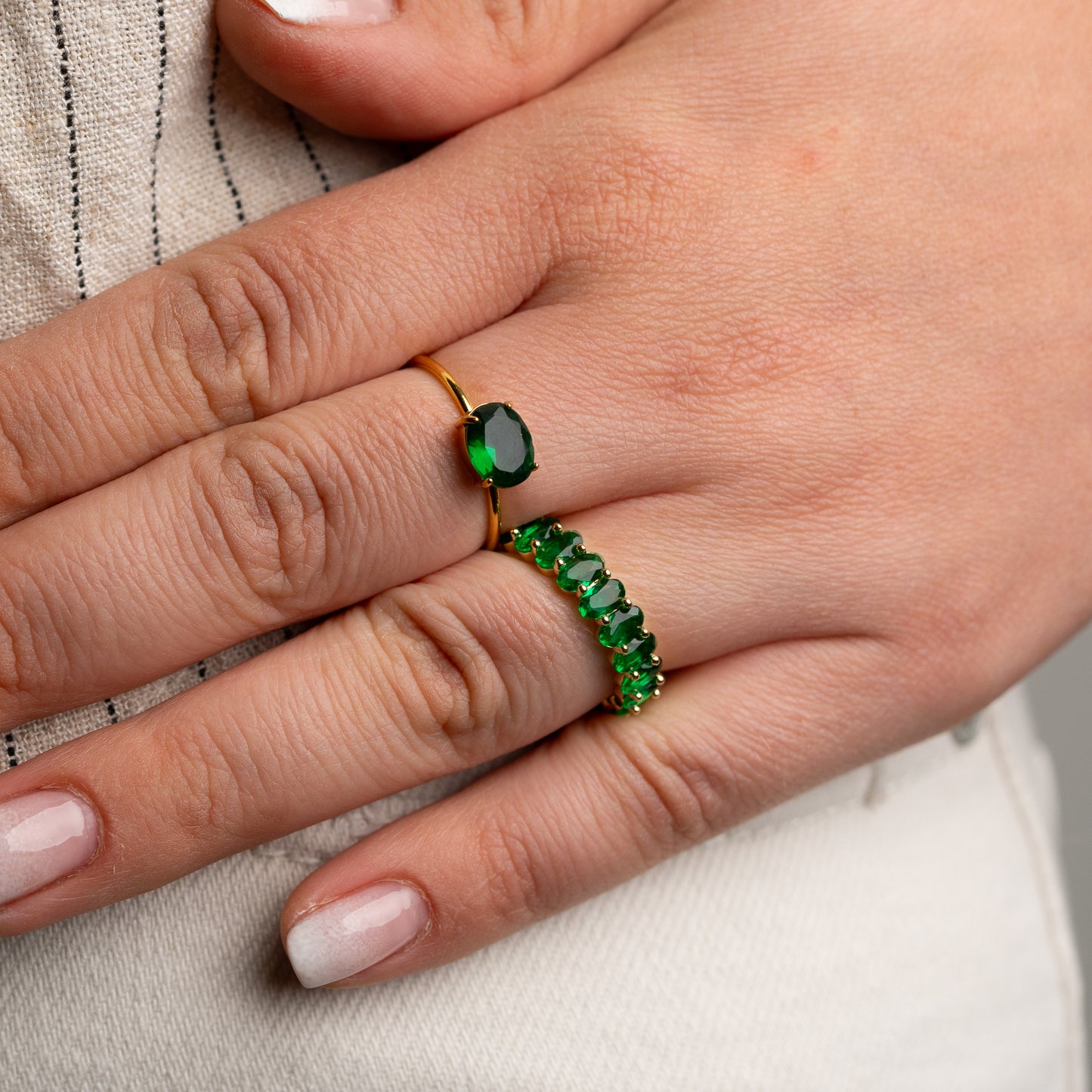 Anillo ajustable circones verdes bañado en oro