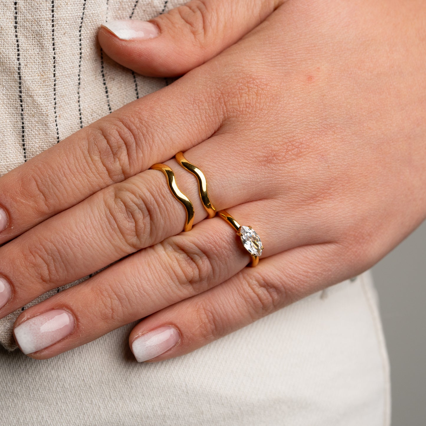 Anillo ajustable diseño curvas bañado en oro