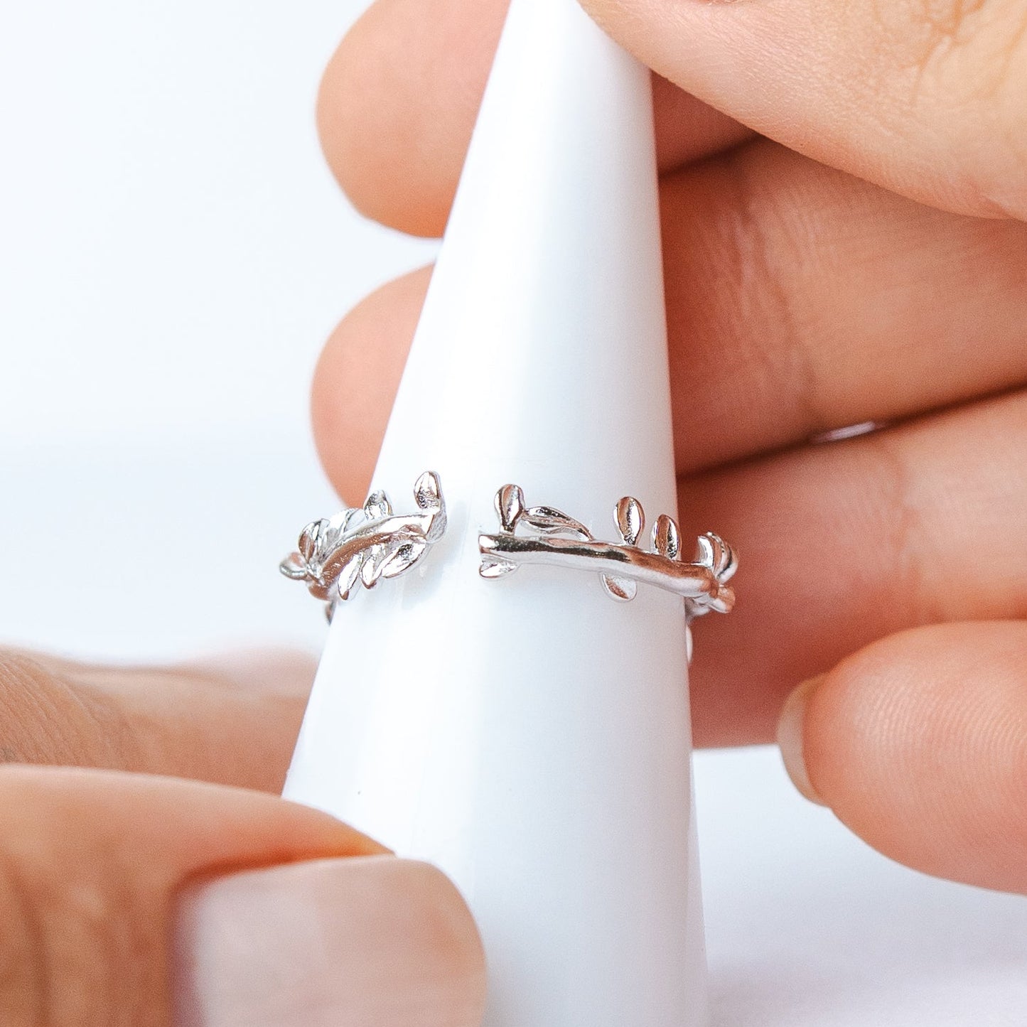 Anillo ajustable enredadera hojas pulidas