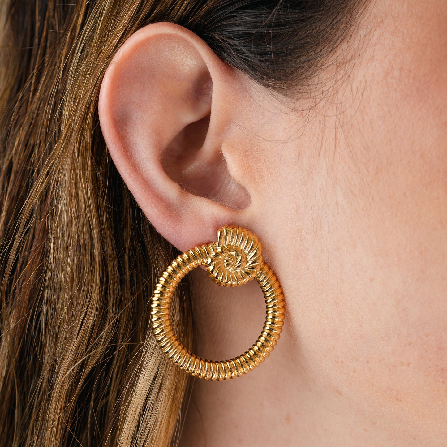 Aros colgantes espirales bañado en oro