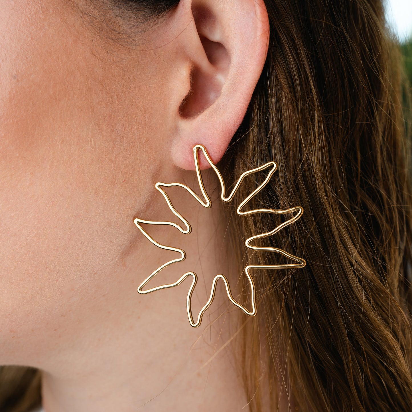 Aros pegados flor grande bañado en oro