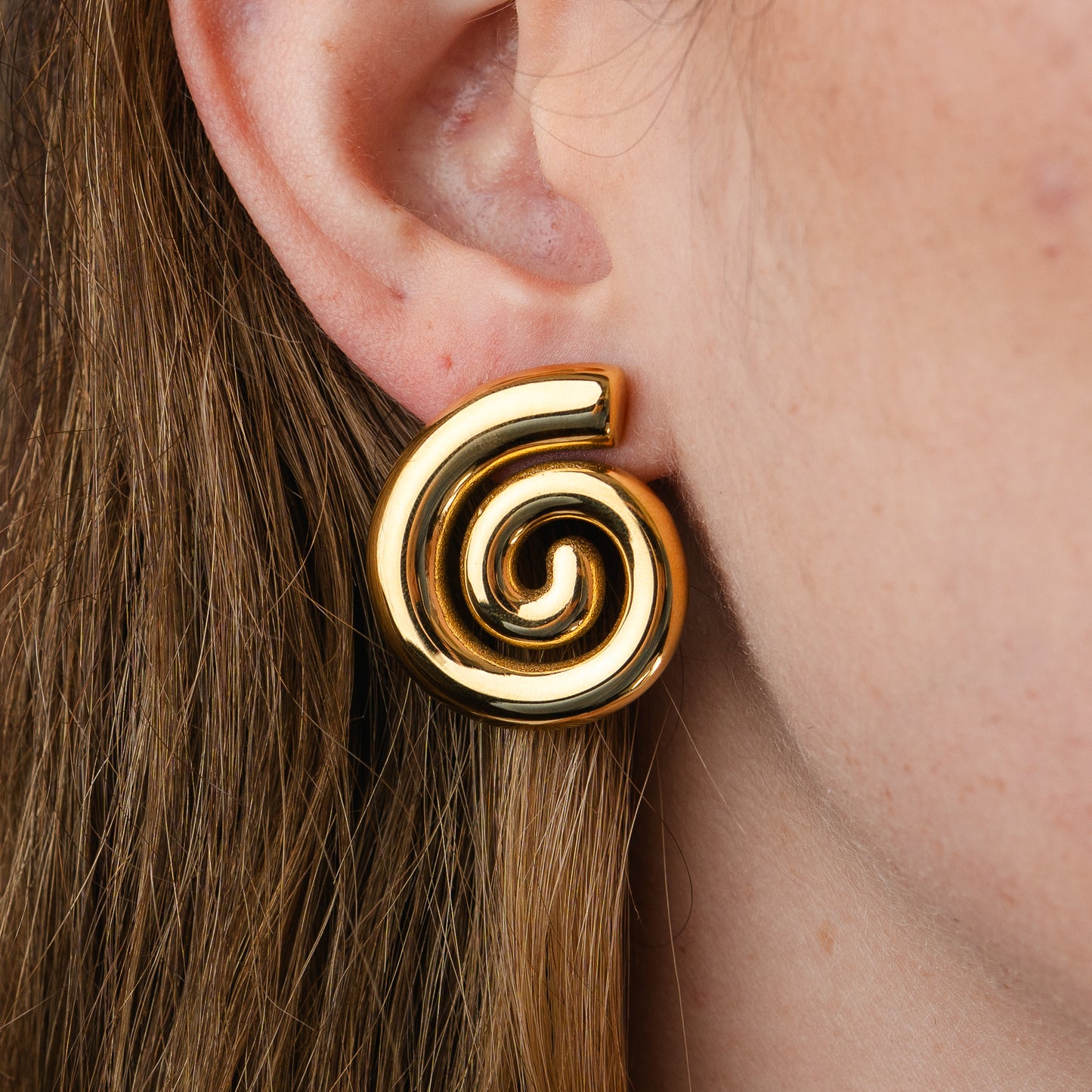 Aros pegados conchita espiral bañado en oro