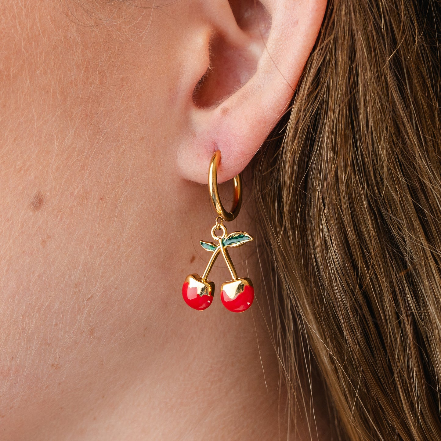 Aros argolla huggie cerezas bañado en oro