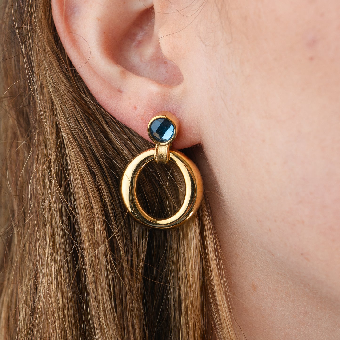 Aros colgantes circón azul bañado en oro