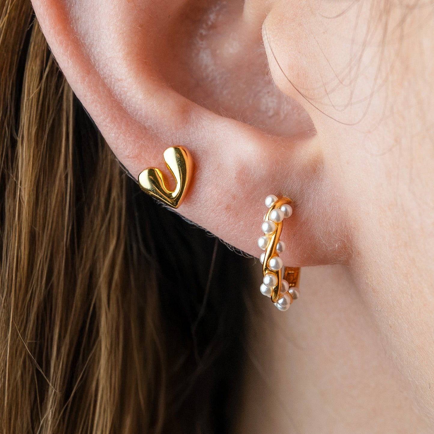 Aros pegados Love bañado en oro