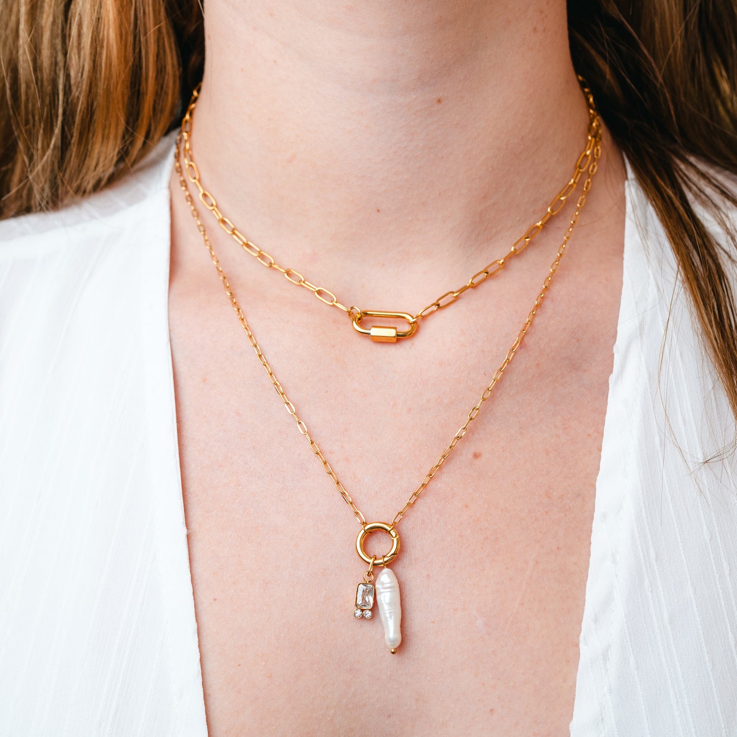 Collar de timón y conchita circón bañado en oro