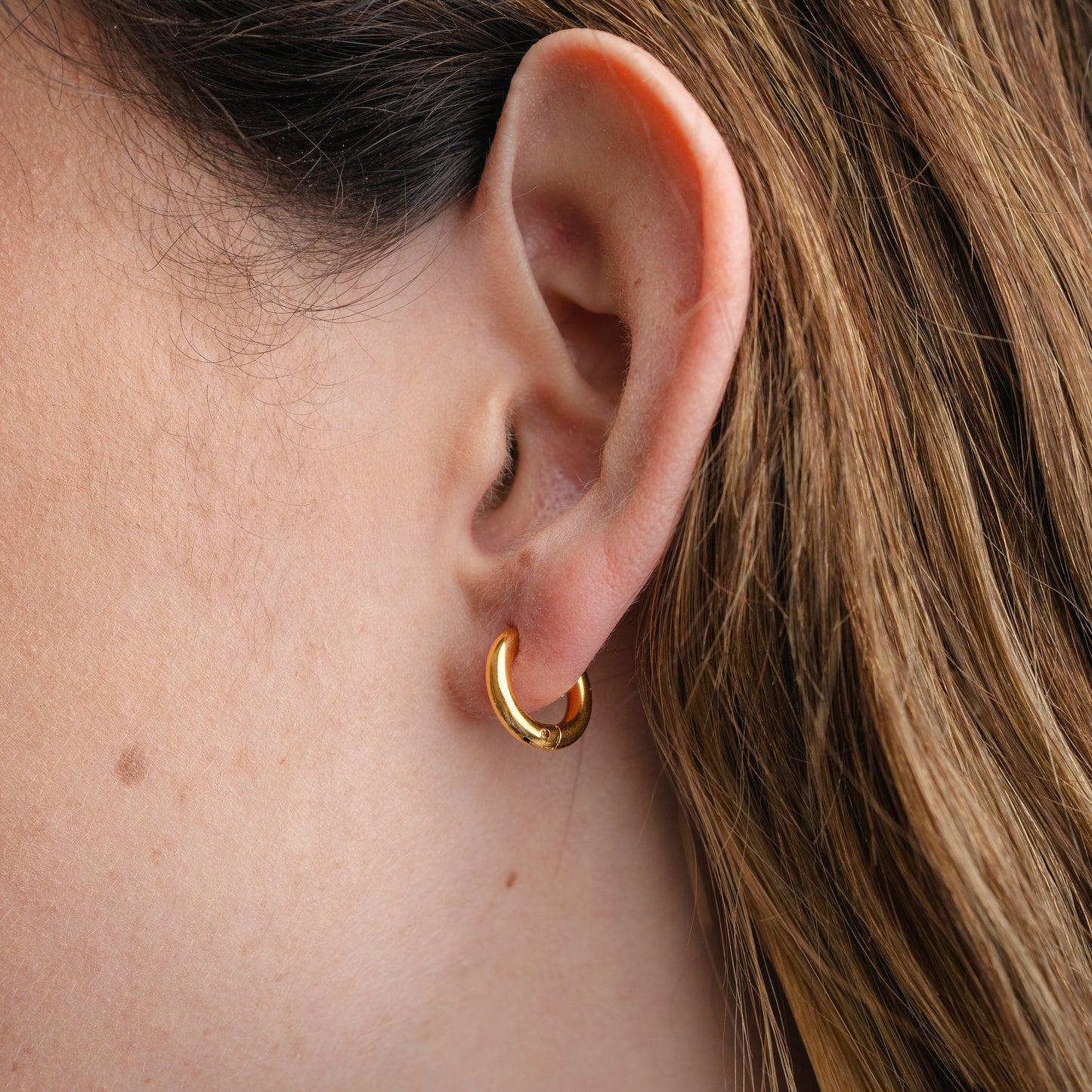 Aros argolla huggie mini gold classic