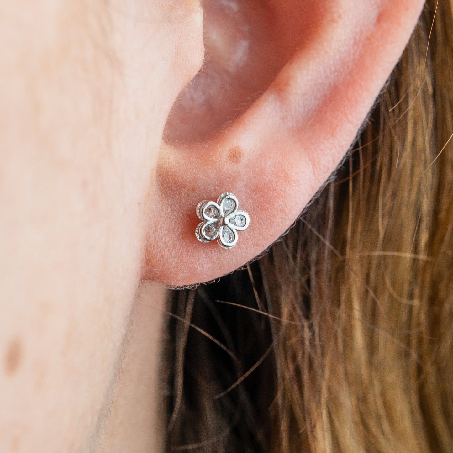 Aros pegados flor circones cierre pelotita