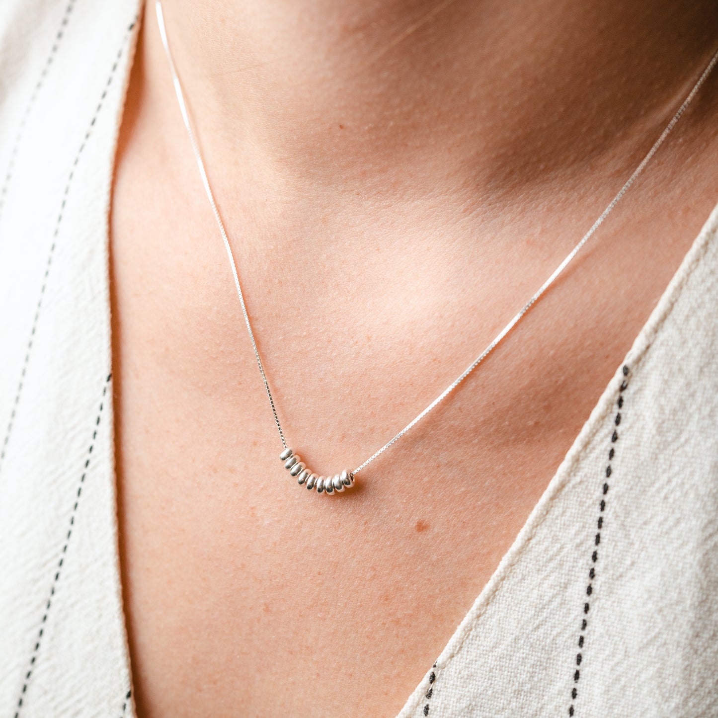 Collar minimal mostacillas