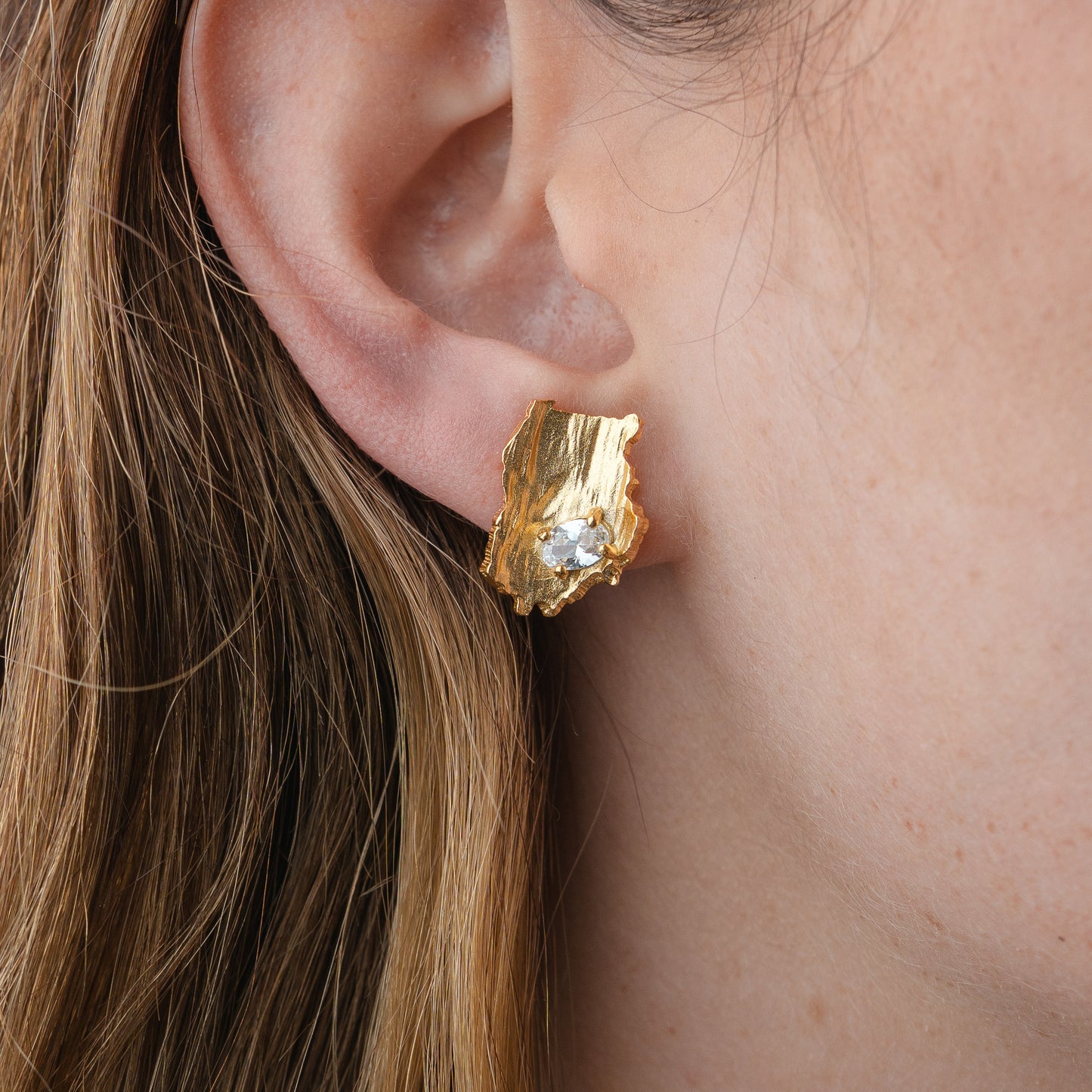 Aros pegados irregulares circón bañado en oro
