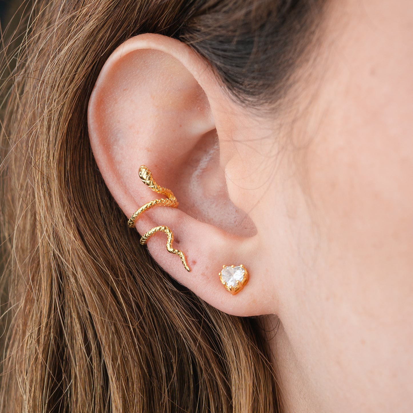 Aro ear cuff serpiente bañado en oro