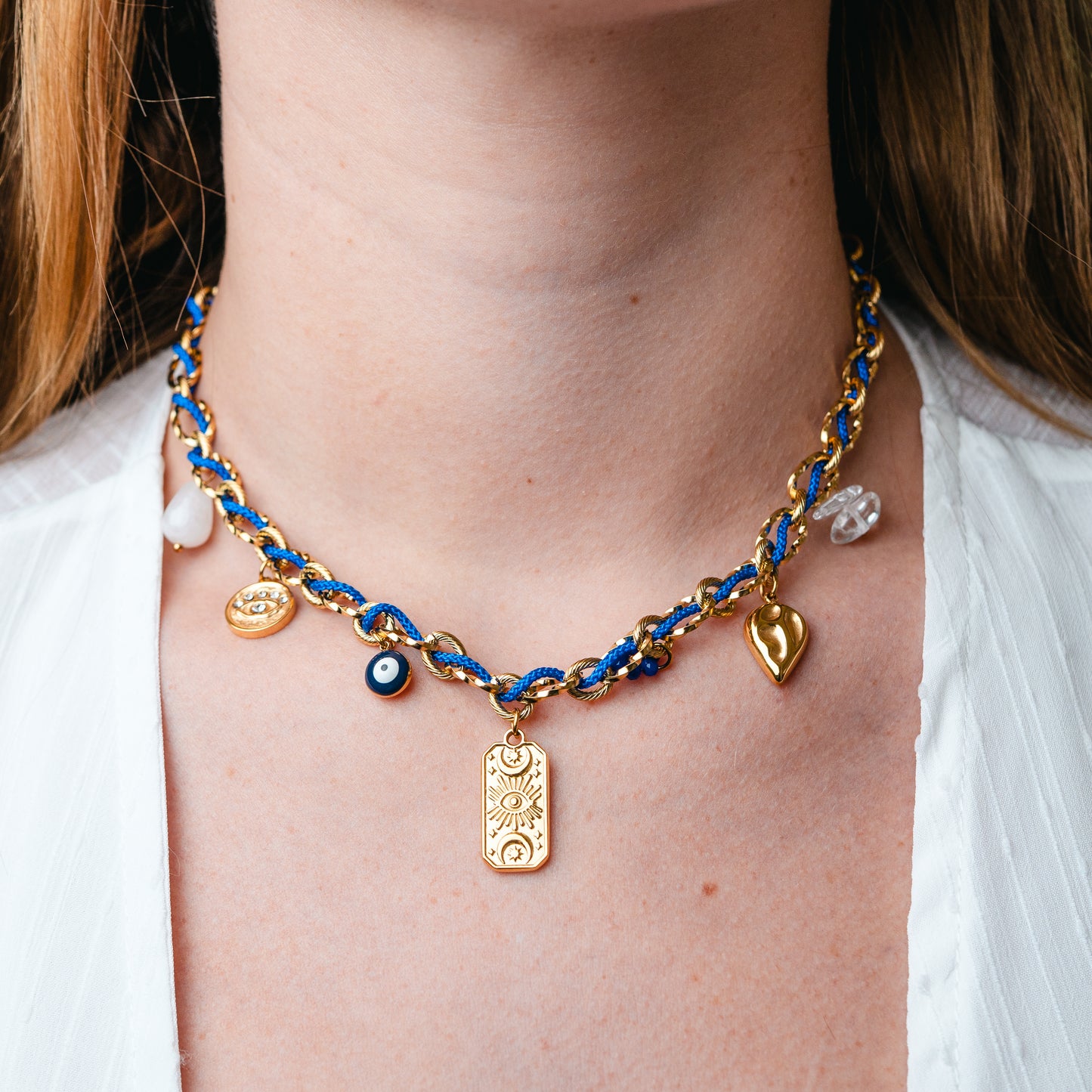 Collar de hilo azul ojos bañado en oro