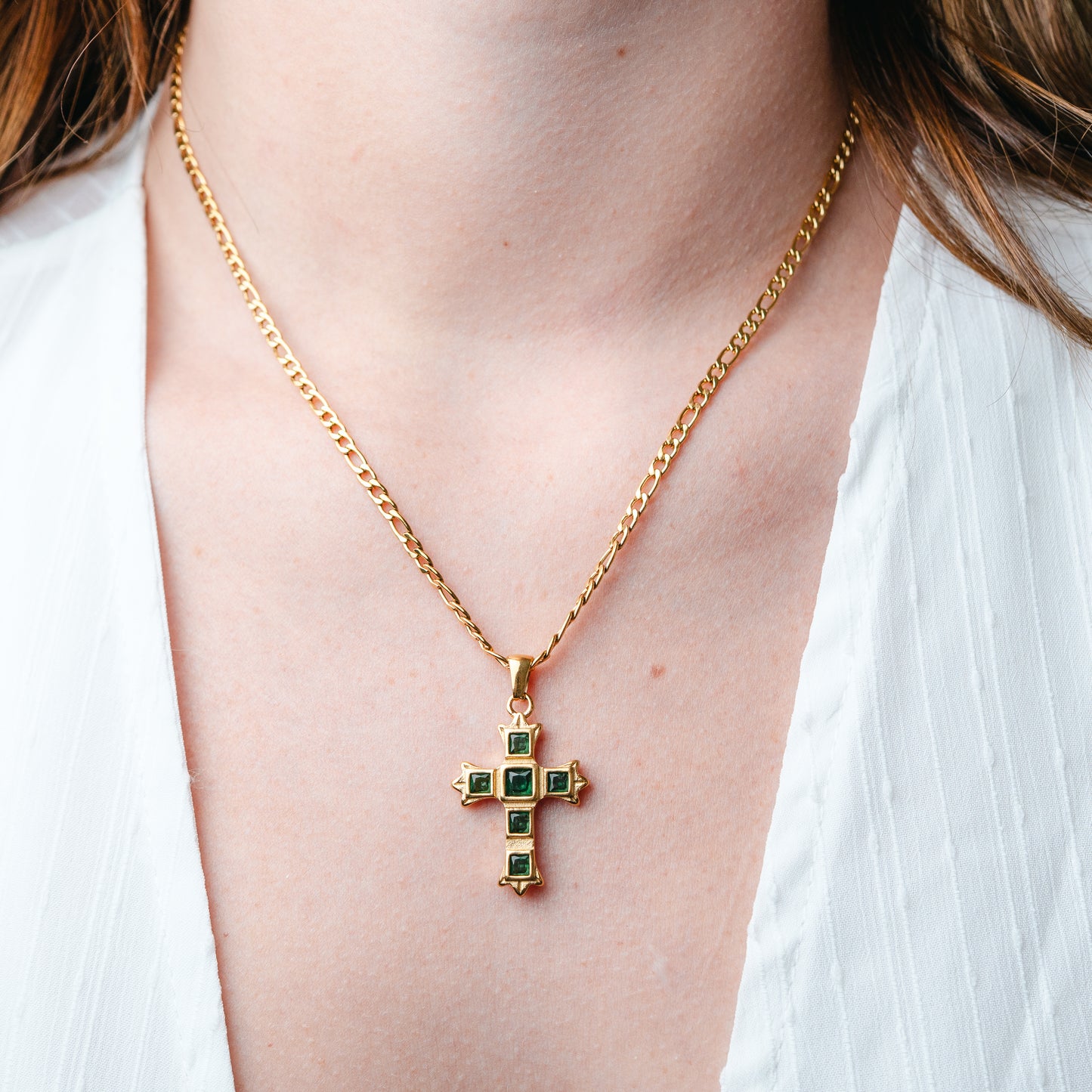 Collar de cruz esmeralda dorada