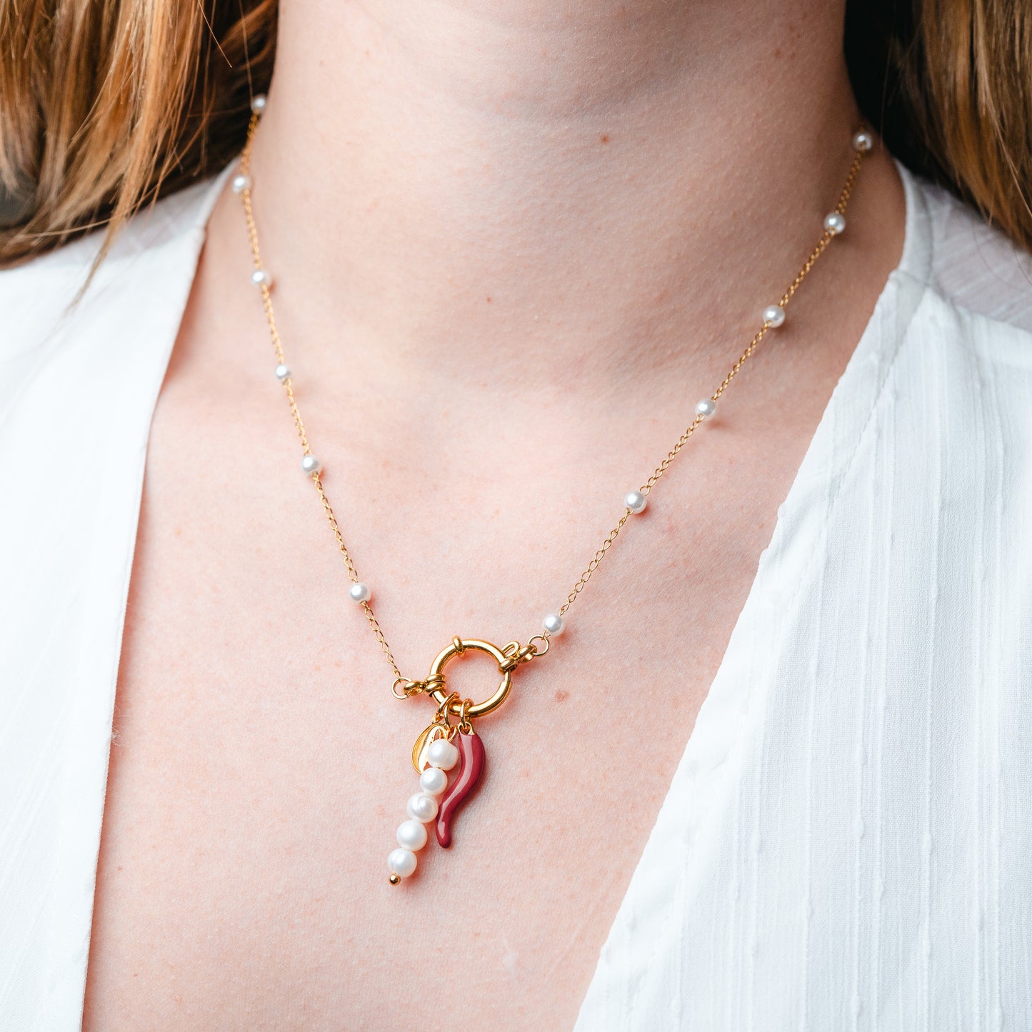 Collar timón aji y perlas bañado en oro