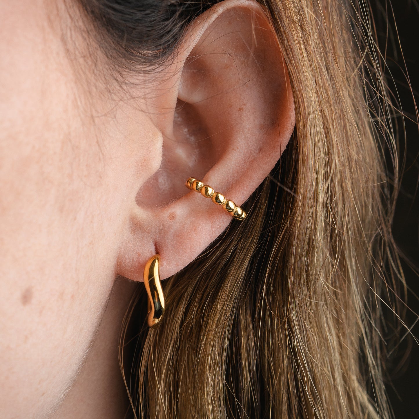 Aro ear cuff esferas bañado en oro