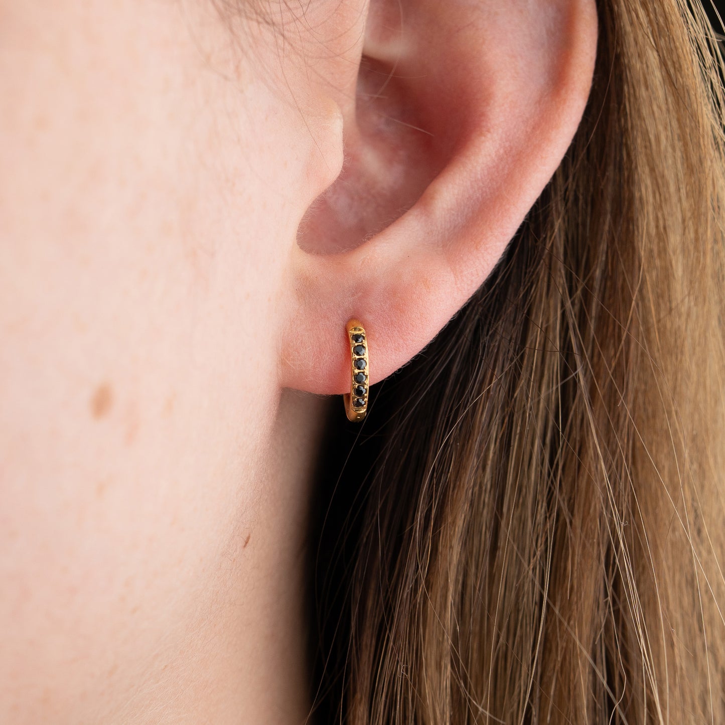 Aros mini argolla huggie circones negros Gold